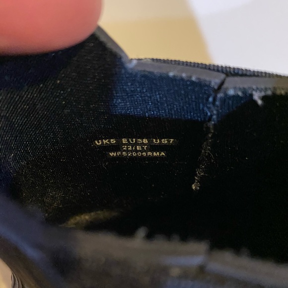 Authentic Hunter womens Chelsea boot. Worn once. Black rubber size 38. - Picture 8 of 8